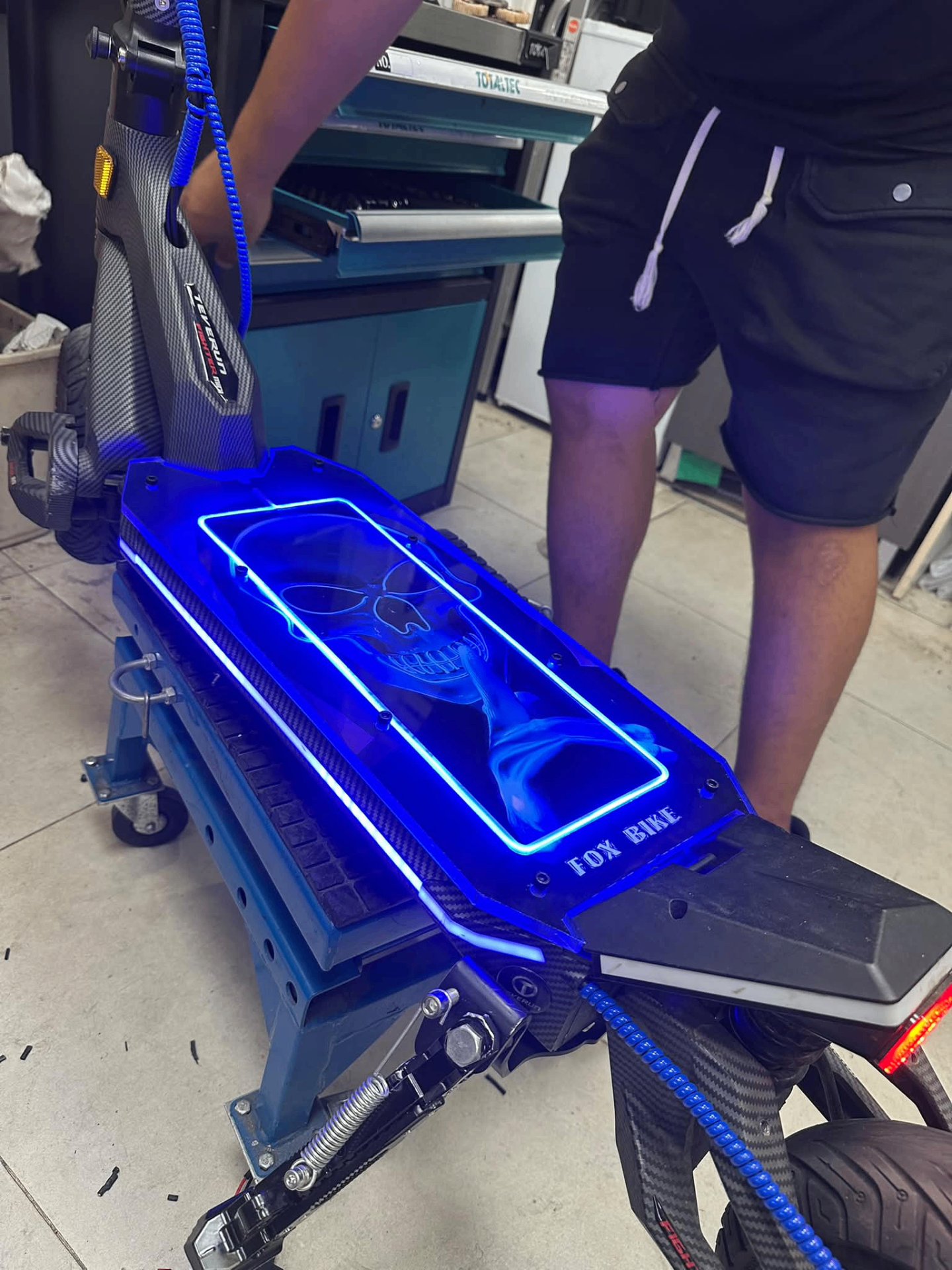 קורקינט חשמלי משודרג עם תאורת LED